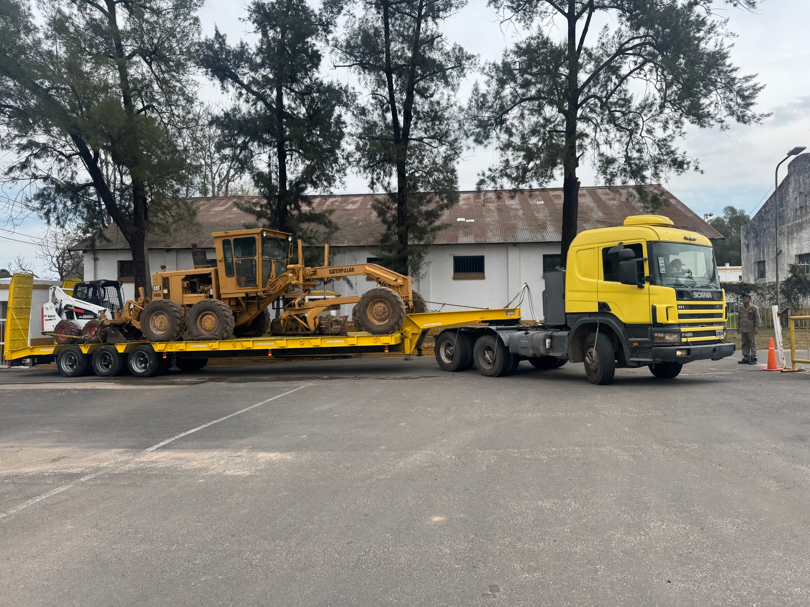 Tractor oruga de Suelo Vial realizando movimiento de suelo